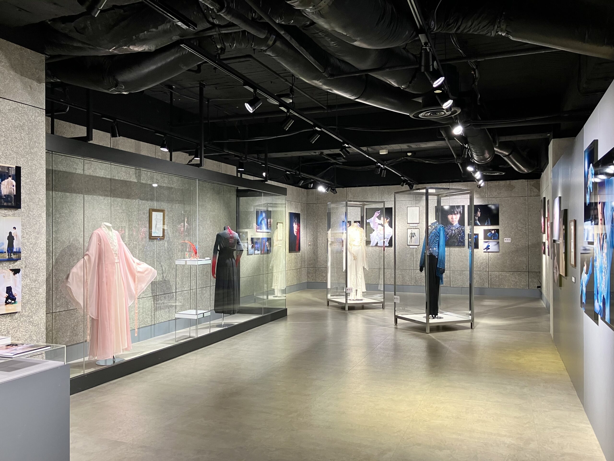 【イベント】トゥーヴァージンズ『Couture on Ice　羽生結弦×伊藤聡美 写真集』出版記念 衣装＆写真展
